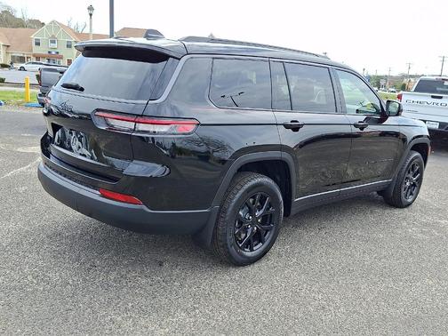 Diamond Black 2026 Jeep Grand Cherokee L Laredo