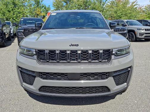 Sting Gray Clearcoat 2027 Jeep Grand Cherokee L Laredo