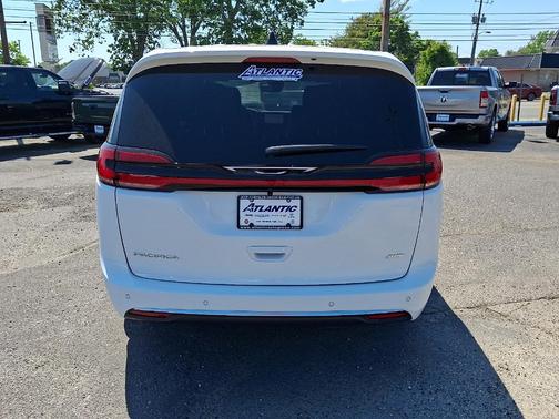 Bright White Clearcoat 2027 Chrysler Pacifica SELECT
