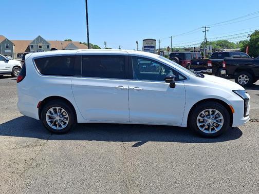 Bright White Clearcoat 2027 Chrysler Pacifica SELECT