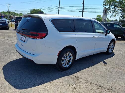 Bright White Clearcoat 2027 Chrysler Pacifica SELECT