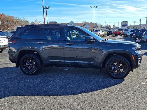 2025 Jeep Grand Cherokee Laredo