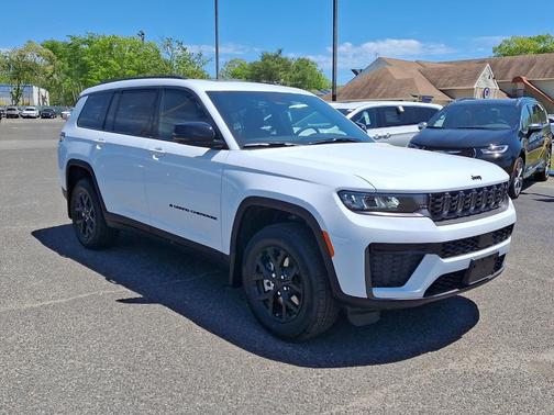 Bright White Clearcoat 2026 Jeep Grand Cherokee L Laredo