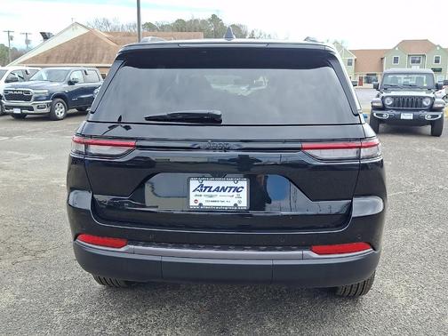 Diamond Black 2026 Jeep Grand Cherokee Laredo