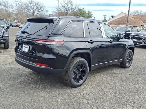 Diamond Black 2026 Jeep Grand Cherokee Laredo
