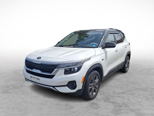 Clear White / Black Roof 2021 Kia Seltos S