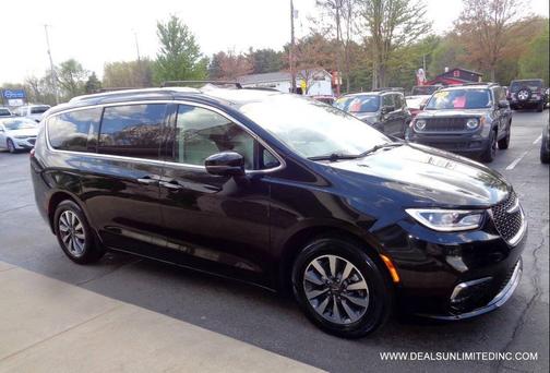 Brilliant Black Crystal Pearlcoat 2021 Chrysler Pacifica Hybrid Touring L