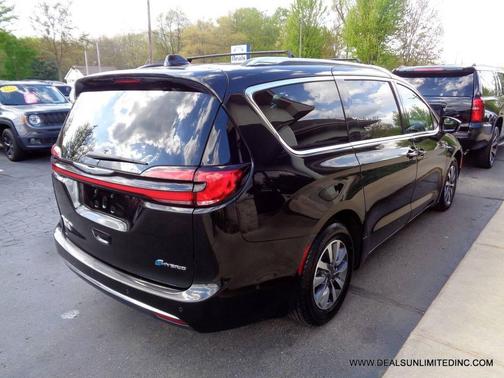 Brilliant Black Crystal Pearlcoat 2021 Chrysler Pacifica Hybrid Touring L