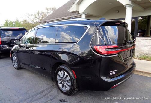 Brilliant Black Crystal Pearlcoat 2021 Chrysler Pacifica Hybrid Touring L