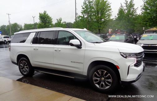 Summit White 2022 Chevrolet Suburban LT