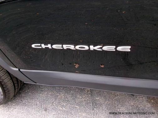 Diamond Black Crystal Pearlcoat 2019 Jeep Cherokee Latitude Plus