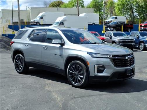 Sterling Gray Metallic 2023 Chevrolet Traverse RS