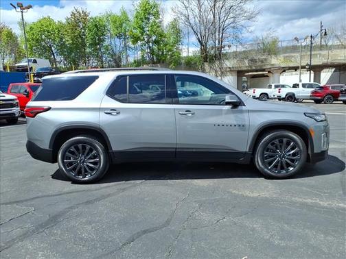 Sterling Gray Metallic 2023 Chevrolet Traverse RS