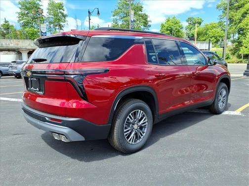 Radiant Red Tintcoat 2026 Chevrolet Traverse LT