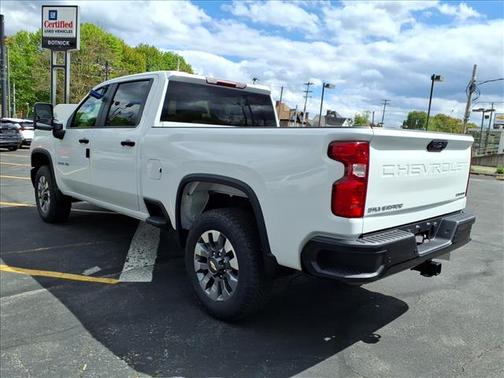 Summit White 2026 Chevrolet Silverado 2500 Custom