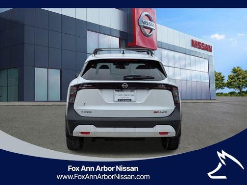 Aspen White Tri 2026 Nissan Kicks SR