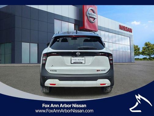 2t Wht Blk Roof 2026 Nissan Kicks SR