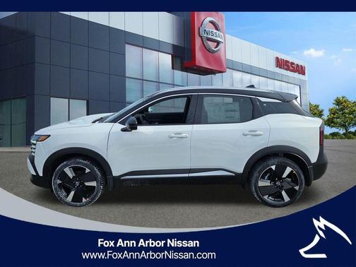 2t Wht Blk Roof 2026 Nissan Kicks SR