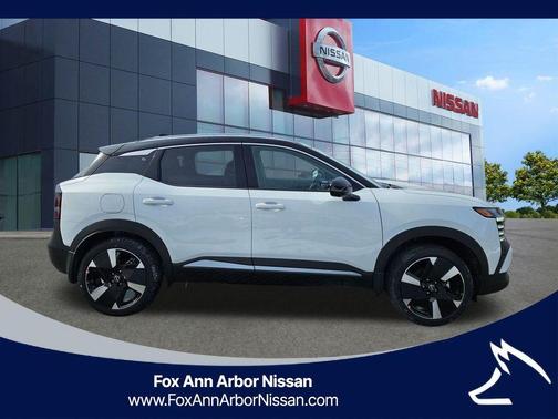 2t Wht Blk Roof 2026 Nissan Kicks SR