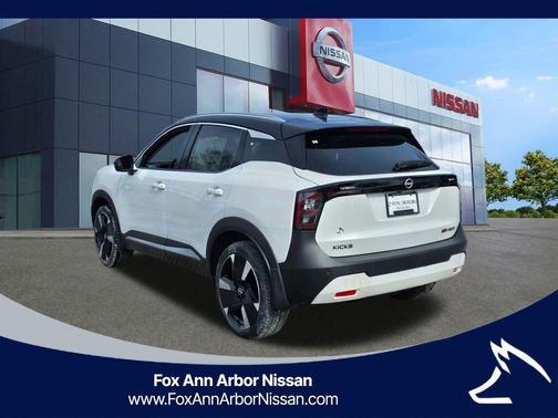 2t Wht Blk Roof 2026 Nissan Kicks SR