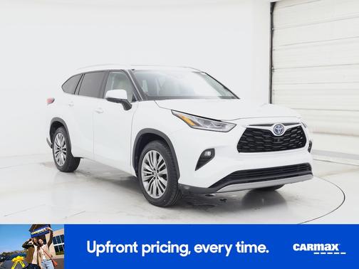 White 2022 Toyota Highlander Hybrid Platinum