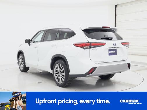White 2022 Toyota Highlander Hybrid Platinum
