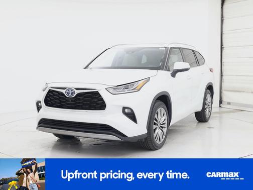 White 2022 Toyota Highlander Hybrid Platinum