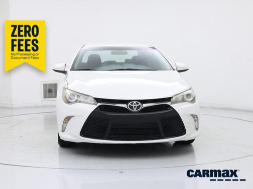 White 2017 Toyota Camry SE