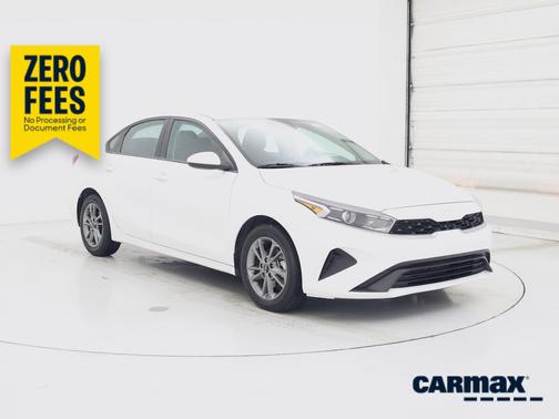 White 2023 Kia Forte LXS