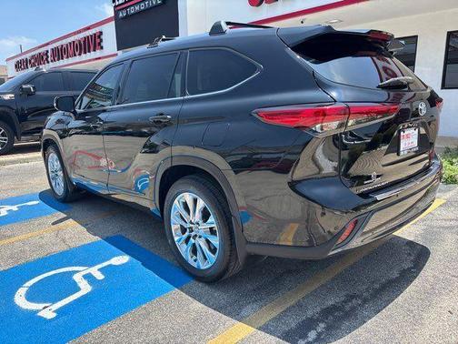 Midnight Black Metallic 2020 Toyota Highlander Limited