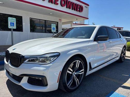 Alpine White 2018 BMW 750 i