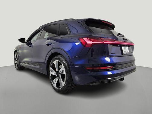 Navarra Blue Metallic 2023 Audi e-tron Premium Plus quattro