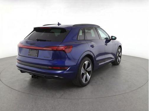 Navarra Blue Metallic 2023 Audi e-tron Premium Plus quattro