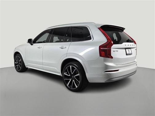 2022 Volvo XC90 T6 Momentum