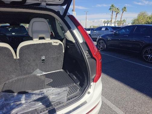 2022 Volvo XC90 T6 Momentum