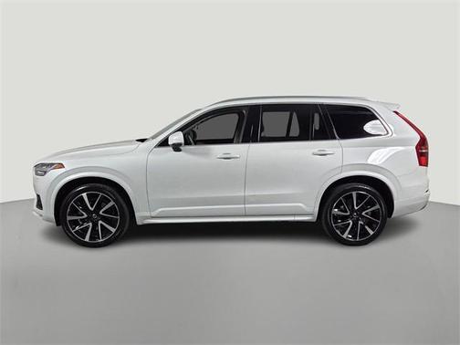 2022 Volvo XC90 T6 Momentum