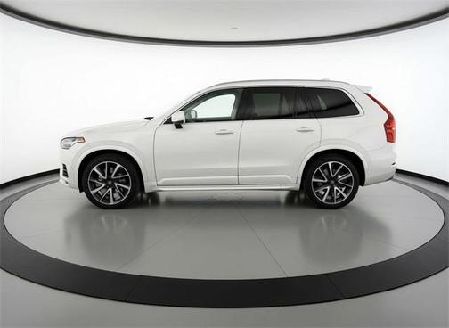 2022 Volvo XC90 T6 Momentum