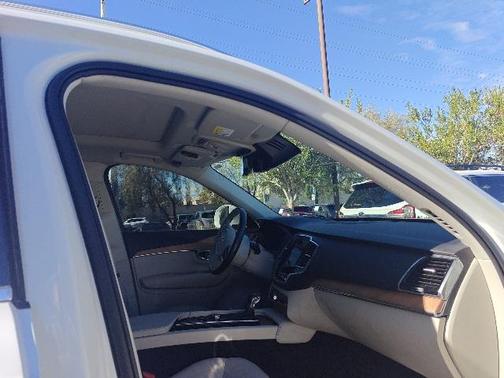 2022 Volvo XC90 T6 Momentum