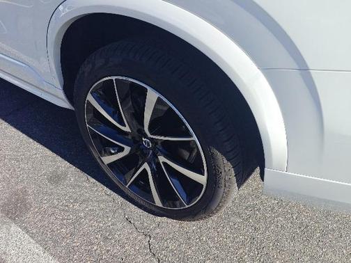 2022 Volvo XC90 T6 Momentum