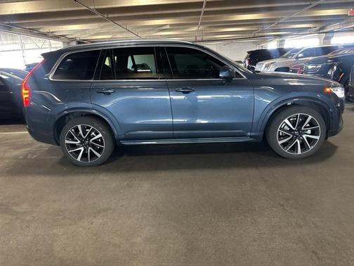 2022 Volvo XC90 T6 Momentum