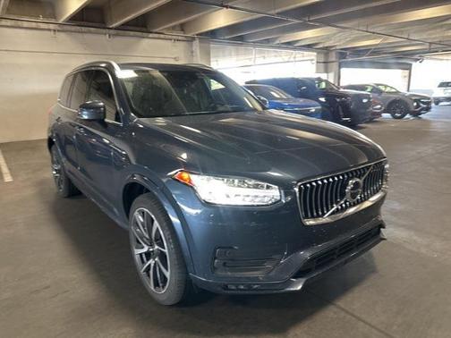 2022 Volvo XC90 T6 Momentum