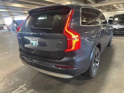 2022 Volvo XC90 T6 Momentum