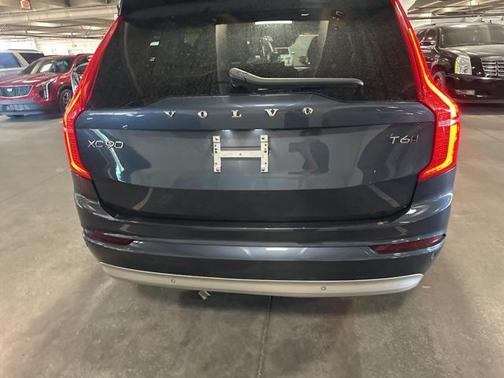 2022 Volvo XC90 T6 Momentum