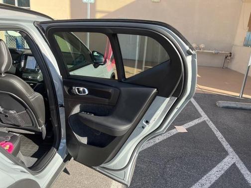 2024 Volvo XC40 B5 Ultimate Dark Theme