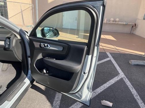 2024 Volvo XC40 B5 Ultimate Dark Theme