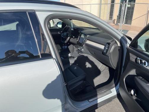 2024 Volvo XC40 B5 Ultimate Dark Theme