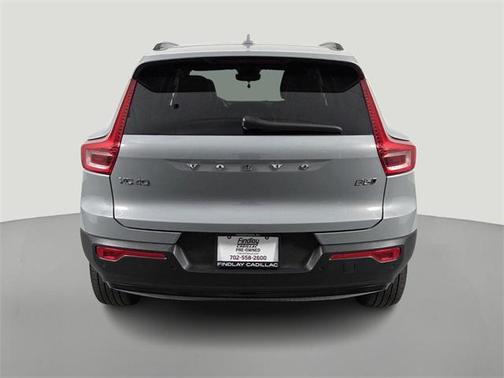 2024 Volvo XC40 B5 Ultimate Dark Theme