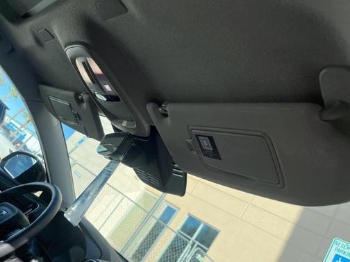 2024 Volvo XC40 B5 Ultimate Dark Theme