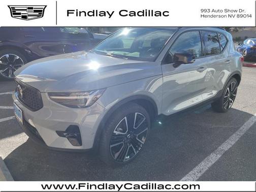 2024 Volvo XC40 B5 Ultimate Dark Theme