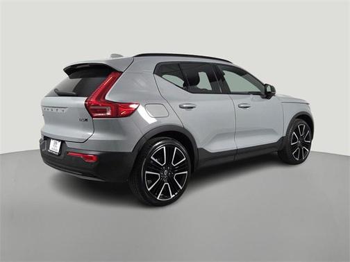 2024 Volvo XC40 B5 Ultimate Dark Theme